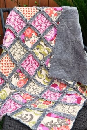 Featured image of post Easy T Shirt Rag Quilt - I will share with you a couple of ways to build your own.